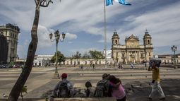 Foto del 26 de julio de 2019 de un grupo de personas en un parque en el centro de la Ciudad de Guatemala.