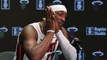 El pívot del Miami Heat, Bam Adebayo, habla durante una conferencia de prensa&nbsp;