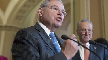 El senador demócrata por Nueva Jersey Bob&nbsp;Menendez habla durante una rueda de prensa demócrata en el Capitolio en Washington, EEUU.&nbsp;