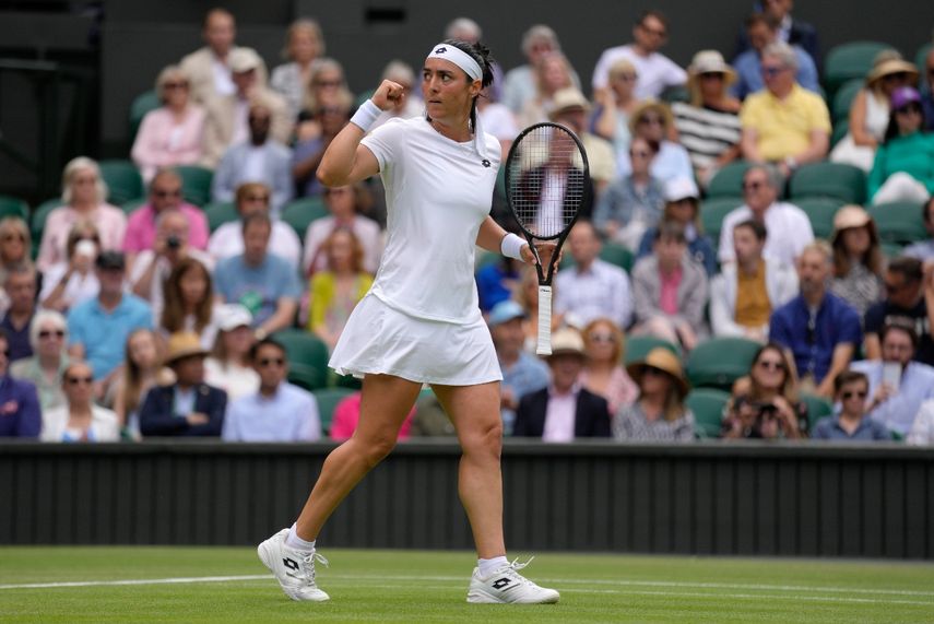 Ons Jabeur celebra tras ganar un punto ante Tatjana Maria en las semifinales de Wimbledon, el jueves 7 de julio de 2022&nbsp;