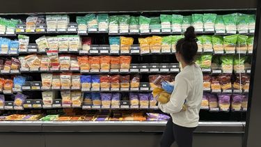 Una clienta examina las ofertas de queso en una tienda Target el 4 de octubre de 2023, en Sheridan, Colorado.&nbsp;