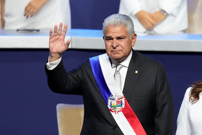 El nuevo presidente panameño, José Raúl Mulino, saluda antes de ofrecer su discurso en la ceremonia de toma de posesión en el Centro de Convenciones de Atlapa en Ciudad de Panamá, el lunes 1 de julio de 2024.&nbsp;