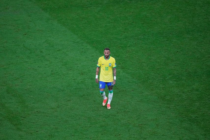 El brasileño Neymar abandona el terreno de juego durante un partido del Grupo G entre Brasil y Serbia, en el estadio de Lusail, en Lusail, Catar, el 24 de noviembre de 2022.