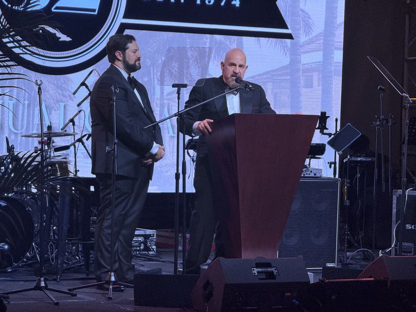 Jordi Martínez-Cid Presidente CABA sale con Hammer entregándole el premio. &nbsp;
