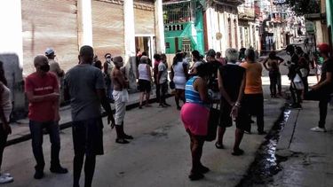 Cola en una bodega de Los Sitios, La Habana. 
