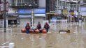 En esta imagen distribuida por la agencia noticiosa Xinhua, rescatistas ayudan a personas varadas por las inundaciones causadas por las fuertes lluvias caídas en la ciudad de Jianou, en la provincia de Fujian, en el sureste de China, el 19 de junio de 2022. 