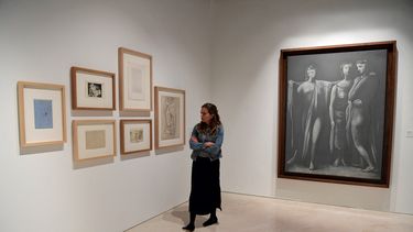 Un visitante camina cerca de una pintura al óleo y carboncillo titulada Las Tres Gracias (París, 1923) durante la inauguración oficial de la exposición Pablo Picasso: estructuras de invención, la unidad de la obra de una vida en el Museo Picasso de Málaga, el 18 de marzo. 2024.  