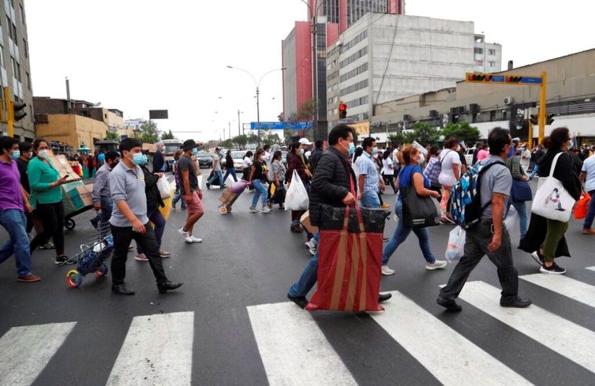 Personas caminan por el centro de Lima, Perú, el 23 de diciembre de 2020.&nbsp;