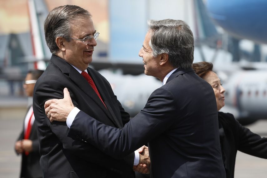 El canciller mexicano Marcelo Ebrard, izquierda, le da la bienvenida al secretario de Estado estadounidense Antony Blinken el lunes 12 de septiembre de 2022, en el Aeropuerto Internacional Benito Juárez de la Ciudad de México.&nbsp;