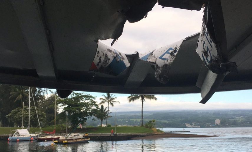 Además del techo perforado, el barco sufrió daños en diferentes partes de su superficie, tal como muestran fotografías divulgadas por la agencia de defensa hawaiana