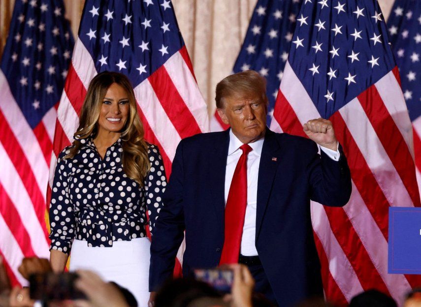El expresidente Donald Trump llega acompañado de su esposa Melania Trump al club Mar-a-Lago, en Palm Beach, Florida.&nbsp;