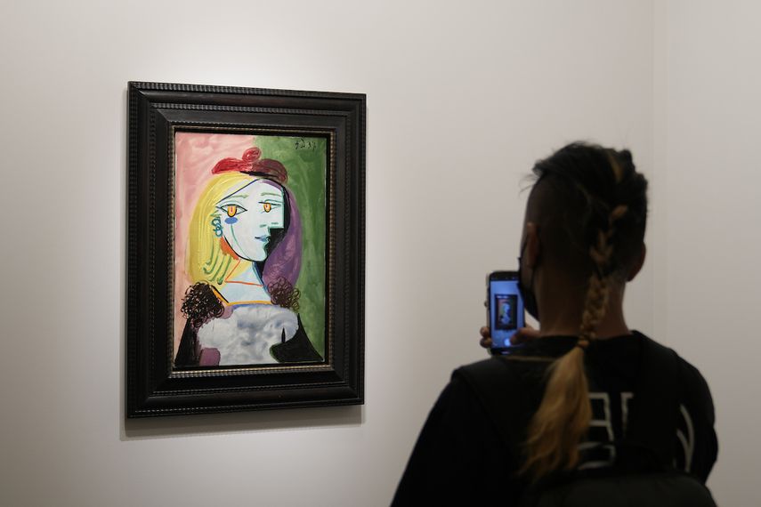 Un espectador toma una fotografía de la obra de Picasso Femme au beret rouge a pompon, durante la feria de arte Frieze Seoul, en la capital surcoreana. 