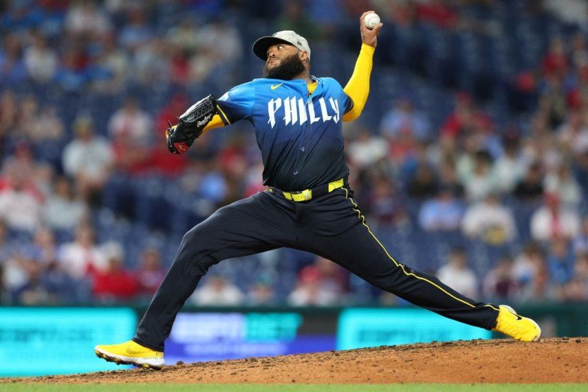 El venezolano José Alvarado, de los Filis de Filadelfia, trabaja durante un compromiso ante los Piratas de Pittsburgh, el 16 de mayo de 2025.