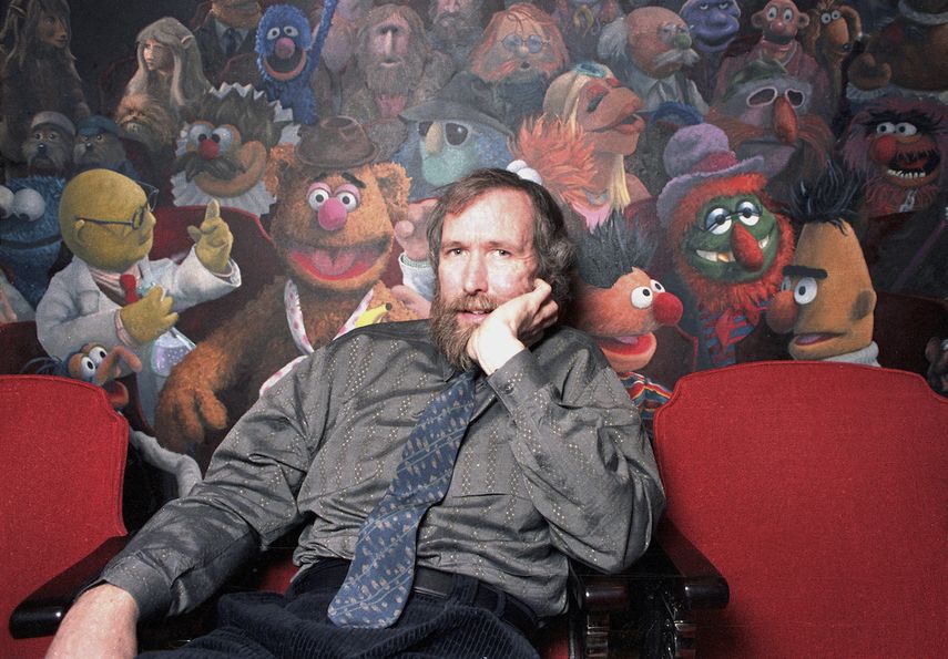 &nbsp;En esta foto del 30 de diciembre de 1985, el creador de los Muppets Jim Henson posa en su oficina en Nueva York.&nbsp; El creador estadounidense de los Muppets fue honrado el martes en Gran Bretaña con una placa azul en su antigua casa en el norte de Londres.