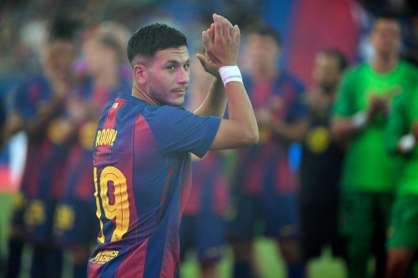 El atacante sueco Roony Bardghji, del Barcelona, aplaude antes de un partido contra el Como, el 10 de agosto de 2025.