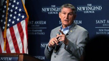 El senador Joe Manchin, demócrata por Virginia Occidental, habla durante el evento Politics and Eggs.