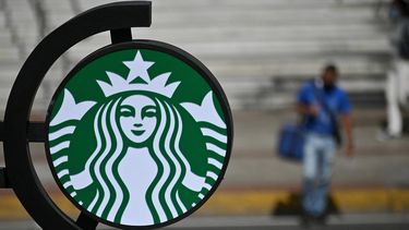 El logotipo de Starbucks se ve en un supermercado en el distrito de Las Mercedes en Caracas, el 23 de diciembre de 2021.
