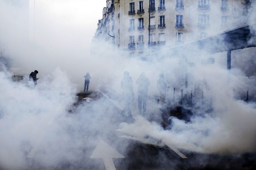 Gas lacrim&oacute;geno cubre a manifestantes durante una protesta en el primer aniversario del movimiento chalecos amarillos en Par&iacute;s, el s&aacute;bado 16 de noviembre de 2019.&nbsp;