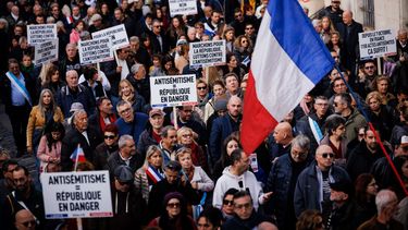 Decenas de miles de franceses, entre ellos dirigentes políticos, marcharon el domingo en París para protestar contra el antisemitismo.