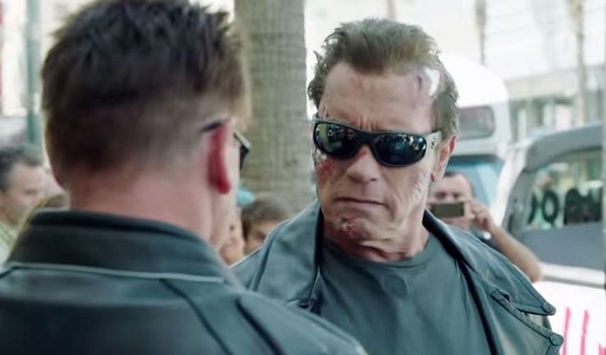 Luego de ser maquillado como su personaje icónico, el actor Arnold Schwarzenegger deambuló por las calles de Hollywood en su camino al museo. (YOUTUBE). 