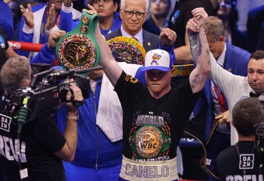 El mexicano Saúl Canelo Álvarez celebra luego de superar al cubano William Scull en un combate en Riad, el 4 de mayo de 2025.