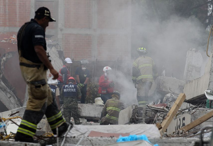 Brigadistas y voluntarios continúan con las labores de rescate en un edificio colapsado en una de las zonas más afectadas por el terremoto que sacudió en centro de México&nbsp;este martes 19 de septiembre.