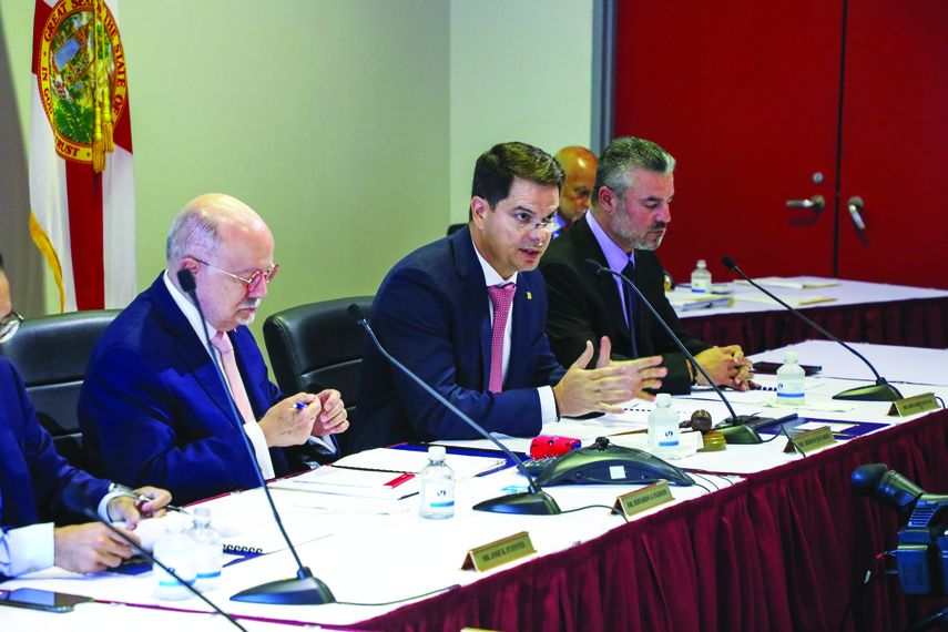 De izq. a der., el Dr. Eduardo Padrón; Bernie Navarro, presidente de la Junta, y Benjamín León III.