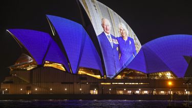 Proyecciones de fotografías del rey Carlos III y la reina Camilla de Gran Bretaña se muestran en la Ópera de Sídney el 18 de octubre de 2024, cuando la realeza llega para una visita de seis días a Sídney y Canberra.