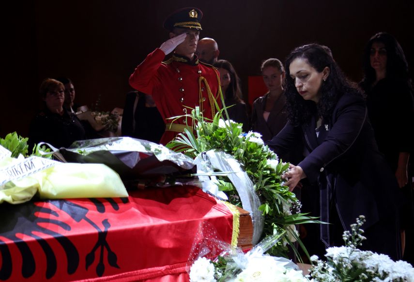 La presidenta de Kosovo, Vjosa Osmani, deposita una corona de flores frente al ataúd del escritor albanés Ismail Kadare en el segundo día de luto nacional por su muerte el 1 de julio de 2024, en Tirana, el 3 de julio de 2024.