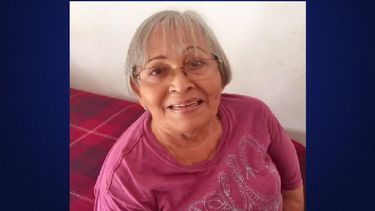 Yolanda Valdez, madre de la periodista venezolana Yolimer Obelmejías, solicita donantes de sangre en el IVSS de Barcelona, estado Anzoátegui.&nbsp;