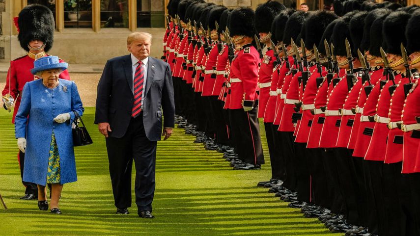 El presidente Donald Trump junto a la reina Isabel II de Inglaterra durante la visita del mandatario a Reino Unido.
