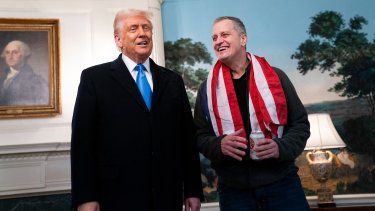 El presidente de Estados Unidos, Donald Trump (izq.), recibe en la Casa Blanca al exdetenido Marc Fogel, tras su liberación de Rusia, en Washington, DC, el 11 de febrero de 2025. Fogel, un profesor estadounidense detenido en Rusia desde 2021 por cargos de drogas, fue liberado el 11 de febrero tras un intercambio con Moscú, la Casa Blanca.&nbsp;