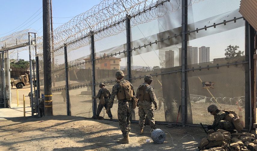 Un grupo de soldados estadounidenses refuerza la seguridad en uno de los pasos fronterizos de entre San Diego (California) y Tijuana (México).