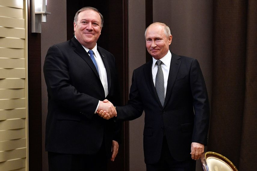El presidente de Rusia Vladimir Putin (der.) saluda al secretario de Estado de EEUU, Mike Pompeo, durante una reunión este martes en el complejo turístico Mar Negro en Sochi.