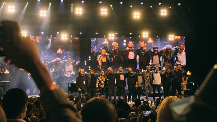 San Luis durante su presentación en mayo 2022 en Teatro Teresa Carreño de Caracas, en el marco de su gira De vuelta a casa. En la gráfica, con su banda y Luis Fernando Borjas.&nbsp;
