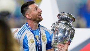 Lionel Messi exhibe el título de la Copa América 2024, obtenido por Argentina.