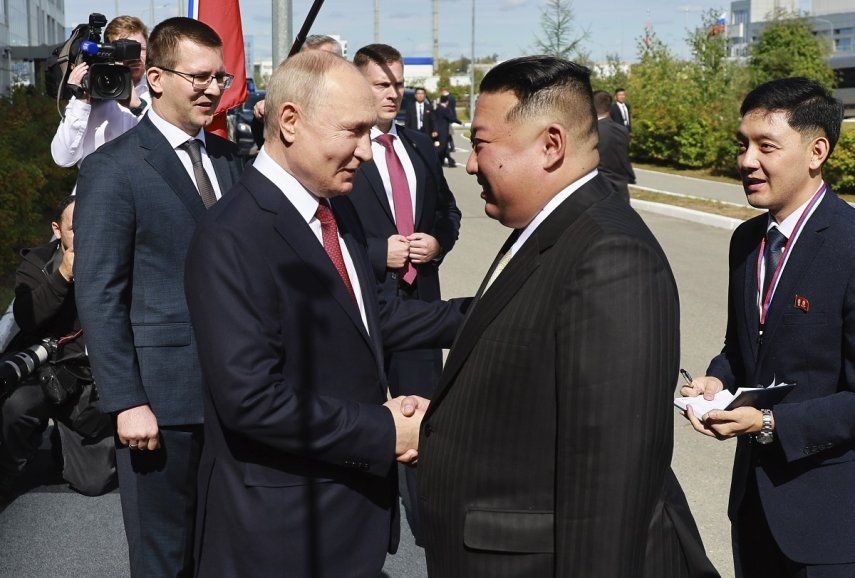 El presidente de Rusia, Vladímir Putin (izquierda), y el líder norcoreano, Kim Jong Un, se estrechan la mano durante un encuentro en el cosmódromo de Vostochny, a las afueras de la ciudad de Tsiolkovsky, a unos 200 kilómetros (125 millas) de la ciudad de Blagoveshchensk, en la región de Amur, en el extremo oriental de Rusia, el 13 de septiembre de 2023.&nbsp;