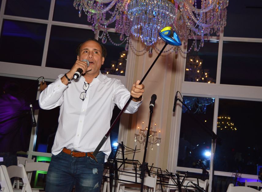 Carlos Jiménez, uno de los organizadores del evento, subastó varias piezas para recaudar fondos.&nbsp;