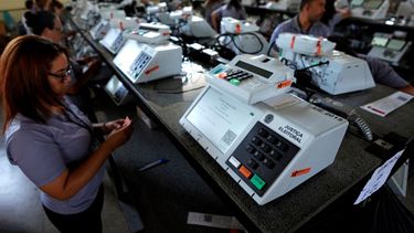 Trabajadores electorales alistan máquinas de votación electrónica en Brasilia, el 19 de octubre de 2022. Las máquinas serían usadas en la segunda vuelta de las elecciones generales de Brasil.