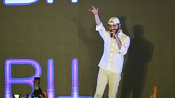 El presidente de El Salvador, Nayib Bukele, hace gestos durante su discurso en la ceremonia de clausura de la conferencia Latin Bitcoin (LaBitConf) en Mizata Beach, El Salvador, el 20 de noviembre de 2021.