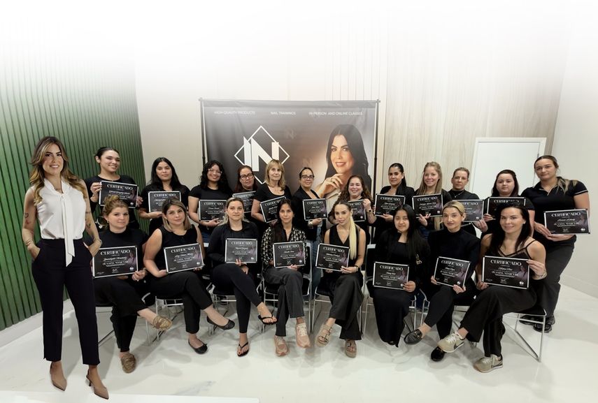 Ibett junto a sus alumnas. 