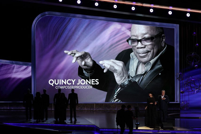 Una imagen de Quincy Jones se ve en la pantalla mientras los cantautores estadounidenses Vince Gill y Lainey Wilson actúan en el escenario durante la 77.ª edición de los Premios Primetime Emmy en el Peacock Theatre de LA Live en Los Ángeles el 14 de septiembre de 2025. &nbsp;
