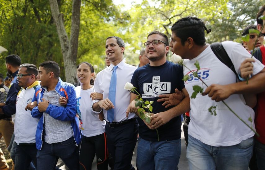 El l&iacute;der de la oposici&oacute;n de Venezuela, Juan Guaid&oacute; (centro), que se autoproclam&oacute; presidente interino del pa&iacute;s, camina con estudiantes en la Universidad Central de Venezuela tras reunirse con ellos, en Caracas, Venezuela, el 14 de noviembre de 2019.&nbsp;