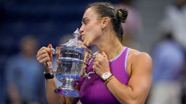 La bielorrusa Aryna Sabalenka besa el trofeo del US Open luego de derrotar en la final a la estadounidense Jessica Pegula, el sábado 7 de septiembre de 2024&nbsp;