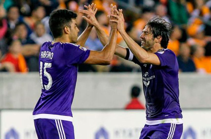 Ribeiro celebró con su compatriota Kaká (AP)