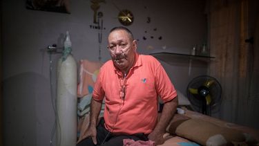 Víctor Escobar en su casa después de una entrevista en Cali, Colombia, el jueves 6 de enero de 2022. Escobar será el primer colombiano en recibir la eutanasia legalmente sin ser un paciente terminal. La eutanasia para pacientes terminales es legal en Colombia.&nbsp;