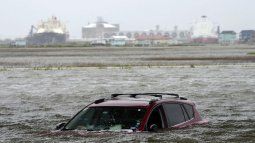 Un auto se ve sumergido mientras la tormenta tropical Alberto se acerca a tierra el miércoles 19 de junio de 2024 en Surfside Beach, Texas. Un auto se ve sumergido mientras la tormenta tropical Alberto se acerca a tierra el miércoles 19 de junio de 2024 en Surfside Beach, Texas.