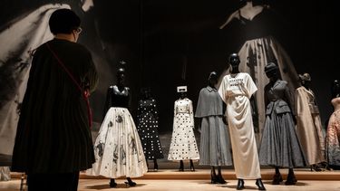 En esta imagen tomada el 19 de diciembre de 2022, un invitado visita la exposición Christian Dior: Designer of Dreams durante una presentación para los medios en el Museo de Arte Contemporáneo de Tokio en Tokio.