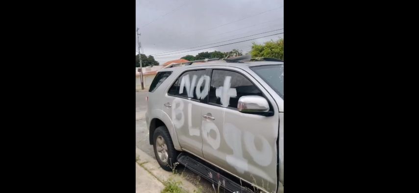 Captura de pantalla del video publicado por la líder opositora, María Corina Machado, mostrando el estado de la camioneta luego de ser vandalizada.&nbsp;