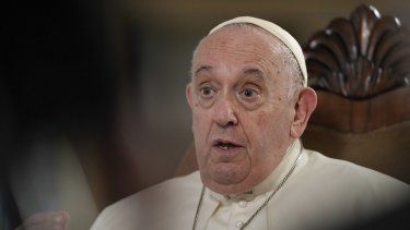 El papa Francisco habla durante una entrevista con The Associated Press en el Vaticano, el martes 24 de enero de 2023. Según el papa, la industria armamentística ha llevado muerte y destrucción al mundo. El mundo está obsesionado por tener armas, afirmó.&nbsp;